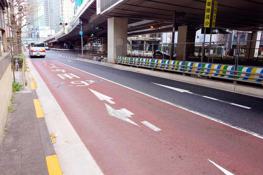 高架沿いのバス専用道路(画像:写真AC)