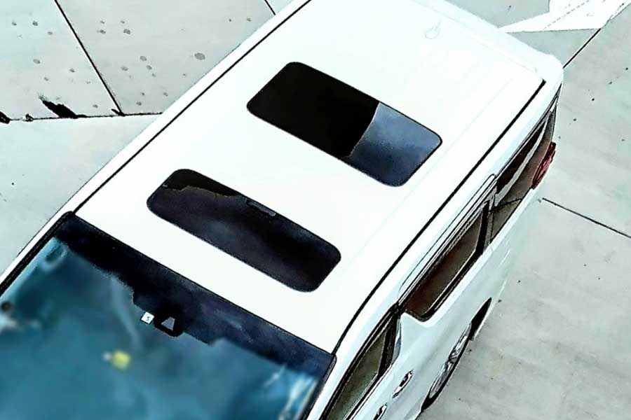 サンルーフ付きの普通自動車（画像：写真AC）