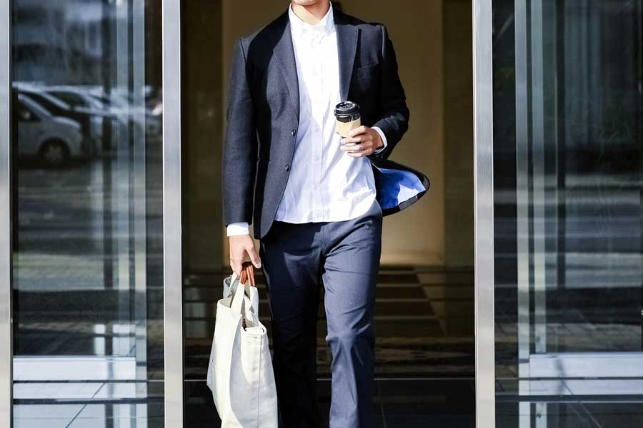 自宅から駅に向かうサラリーマンのイメージ（画像：写真AC）