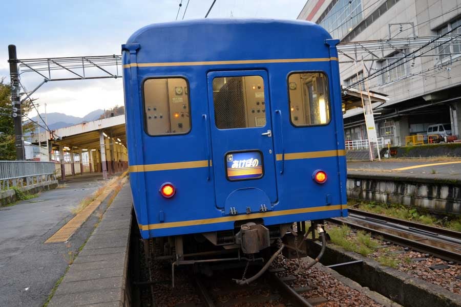 ダイヤ乱れにより越後湯沢駅に臨時停車したあけぼの。2013年11月8日、筆者撮影（画像：大塚良治）
