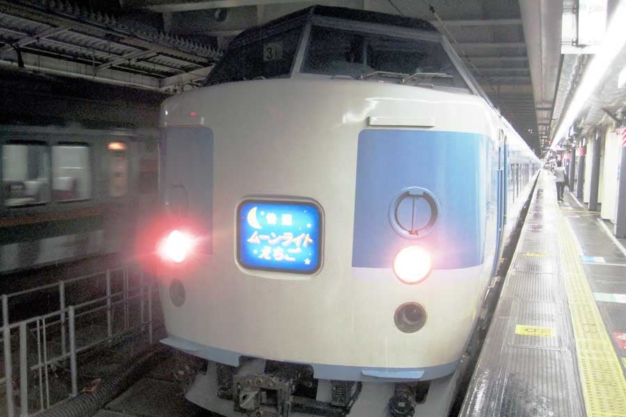 新宿駅で出発を待つ「ムーンライトえちご」新潟行き。2011年8月30日、筆者撮影（画像：大塚良治）