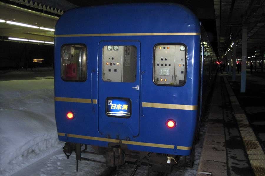 青森駅で出発待ちする「日本海」大阪行き。2012年3月1日、筆者撮影（画像：大塚良治）