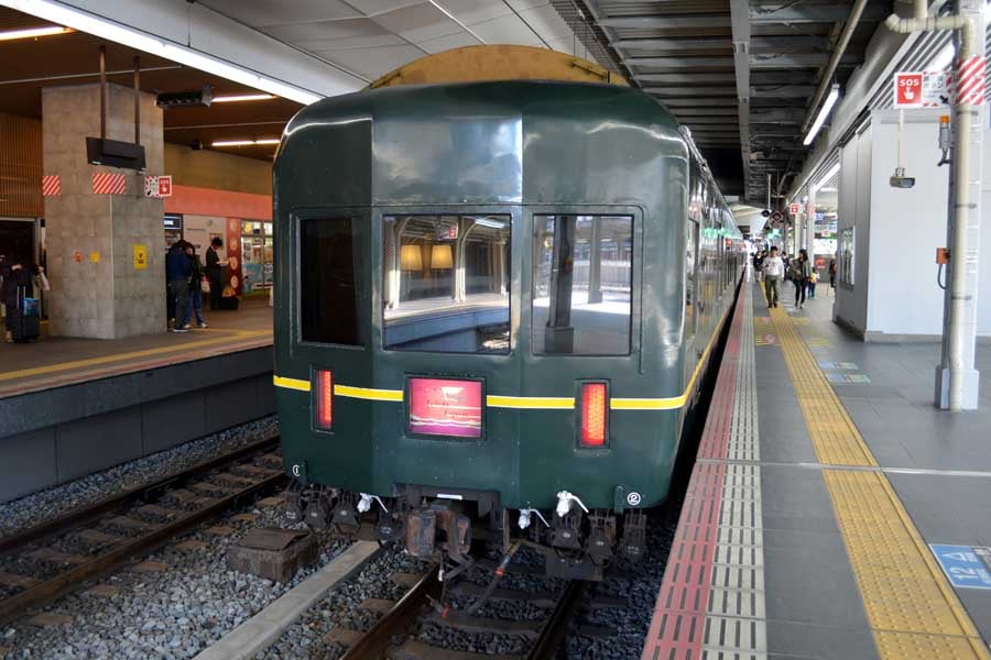 大阪駅で出発を待つ「トワイライトエクスプレス」札幌行き。2012年11月7日、筆者撮影（画像：大塚良治）