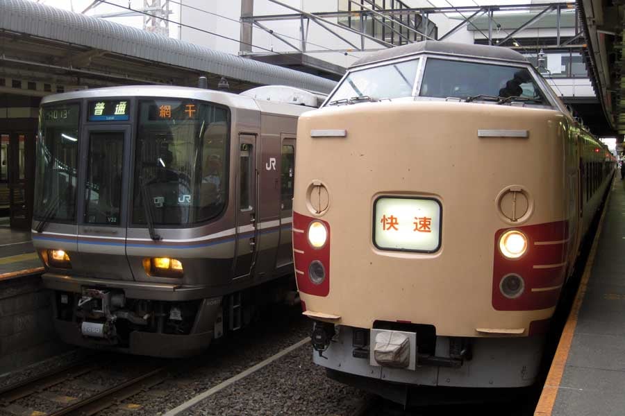 大垣駅でJR西日本223系普通列車（左）と並ぶJR東日本189系「ムーンライトながら」。2012年8月10日、筆者撮影（画像：大塚良治）