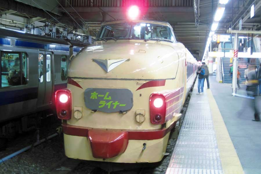 「能登」の間合い運用に充当された「ホームライナー鴻巣」。上野駅にて。2010年3月11日、筆者撮影（画像：大塚良治）