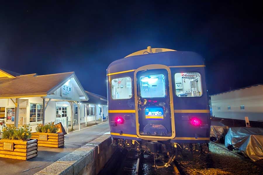 小坂鉄道レールパーク（旧小坂駅）に停車中の「あけぼの」。一部の日に宿泊と体験乗車が可能。2024年8年30日、筆者撮影（画像：大塚良治）