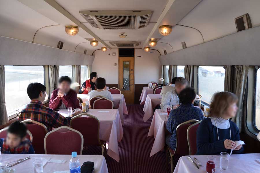 北斗星」食堂車で過ごす至福のひととき。2015年3月2日、筆者撮影（画像：大塚良治）