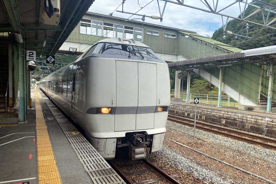 9月末まで一部列車が谷川駅で乗降できる特急「こうのとり」（画像：高田泰）