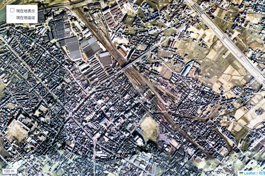 1975年頃に撮影された「加古川駅」周辺の航空写真（画像：国土地理院）