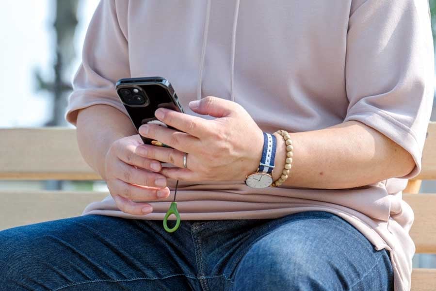 スマートフォンを使う人（画像：写真AC）