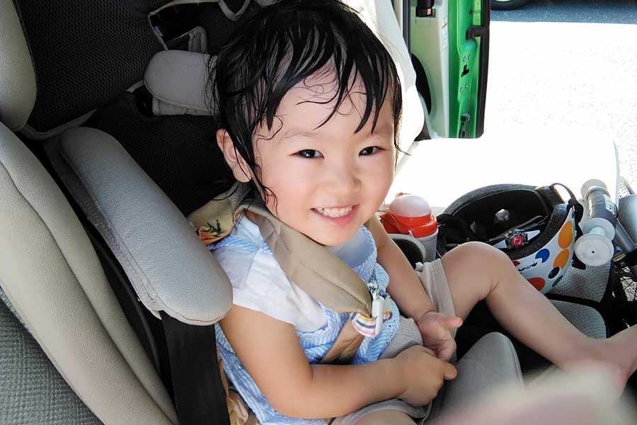 真夏の自動車に乗る女の子（画像：写真AC）