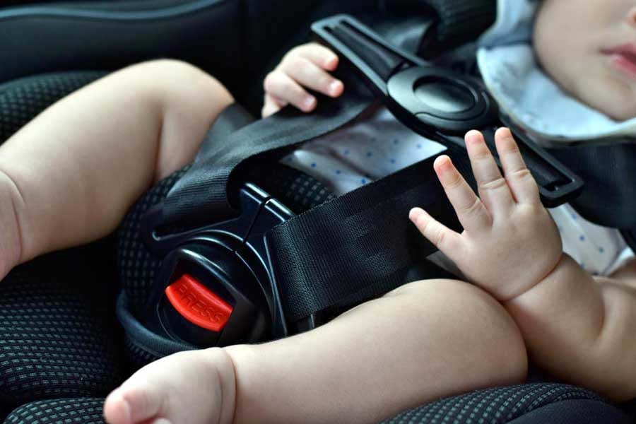 チャイルドシートに座る乳幼児(画像:写真AC)