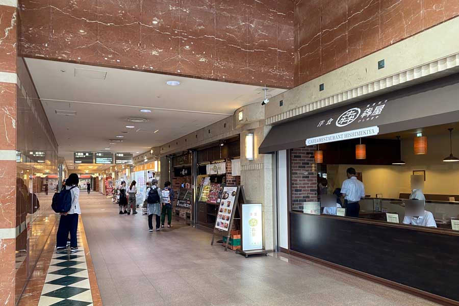 客足もまばらな1階のテナントゾーン（画像：高田泰）