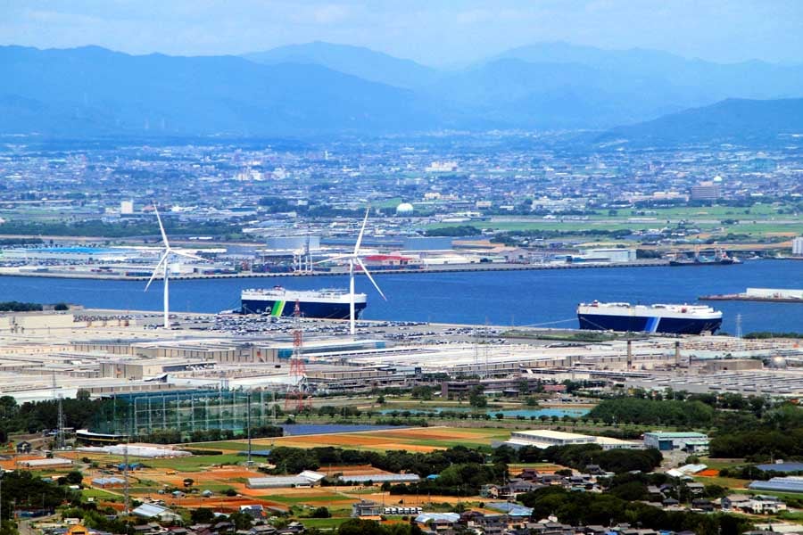 自動車工場と自動車運搬船(画像:写真AC)