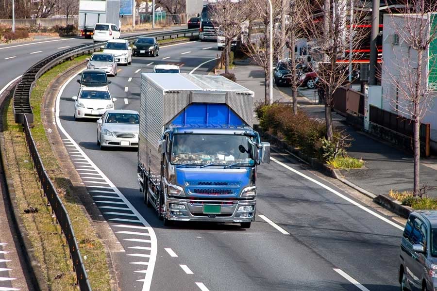 物流トラック（画像：写真AC）