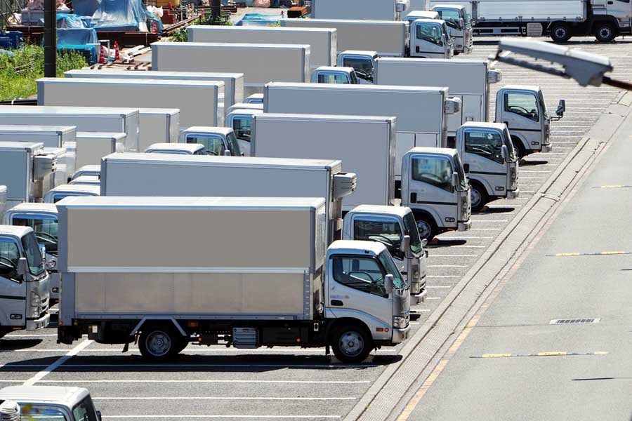 物流トラック（画像：写真AC）
