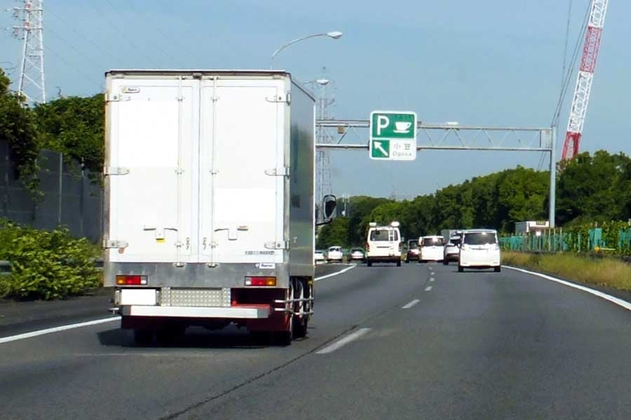 物流トラック（画像：写真AC）
