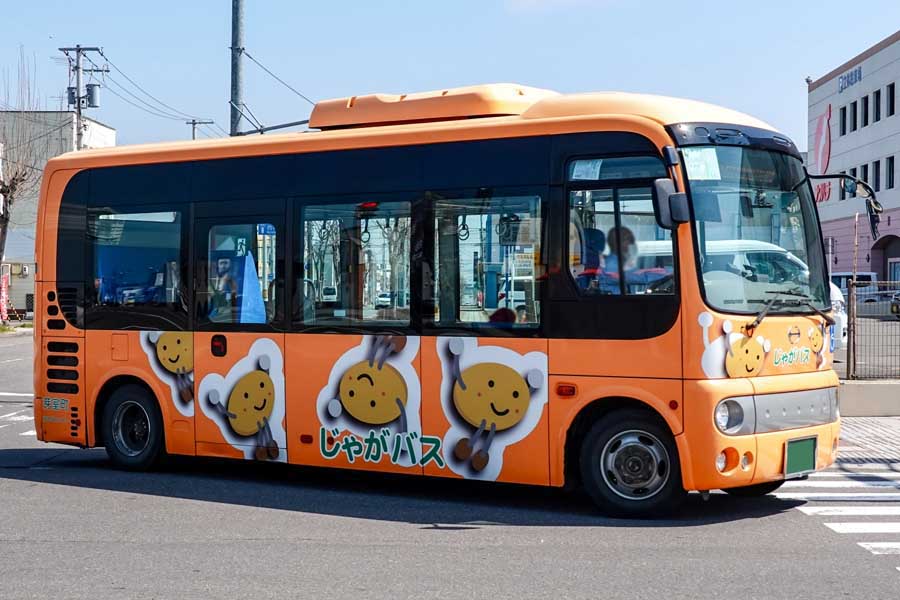 北海道南東部、帯広市の西に位置する芽室町のコミバス「じゃがバス」（画像：写真AC）