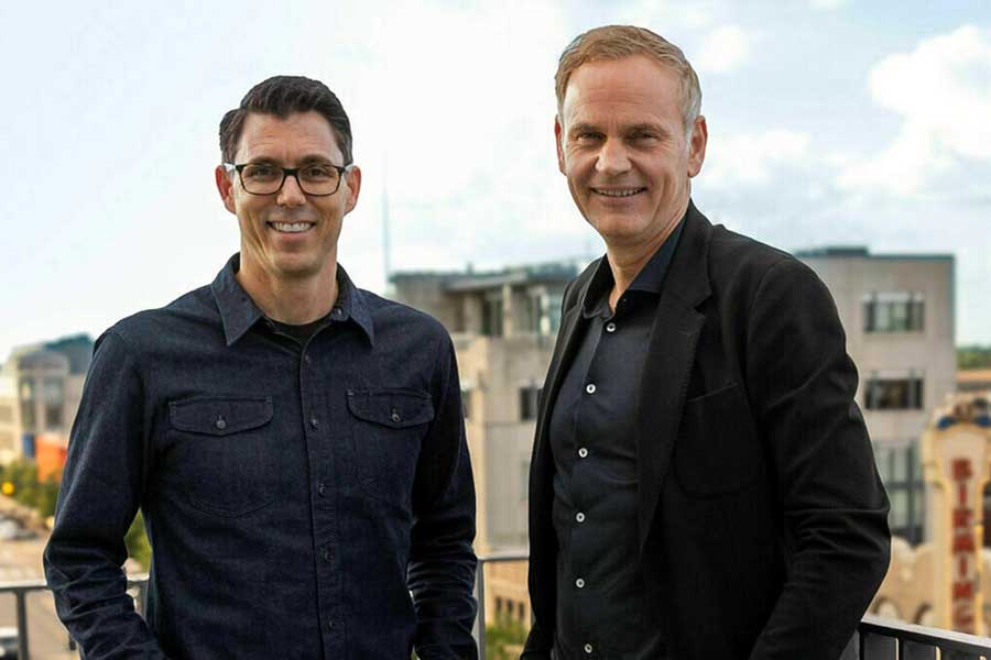 リヴィアンCEO ロバート・ジョセフ・スカンジ氏とVWグループCEOオリバー・ブルーメ氏（画像：VWグループ）