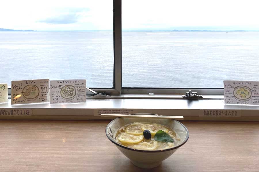 うどんコーナー「ふねピッピ」で食べた「さぬきレモンうどん」がとてもおいしかった（画像：スズキナオ）