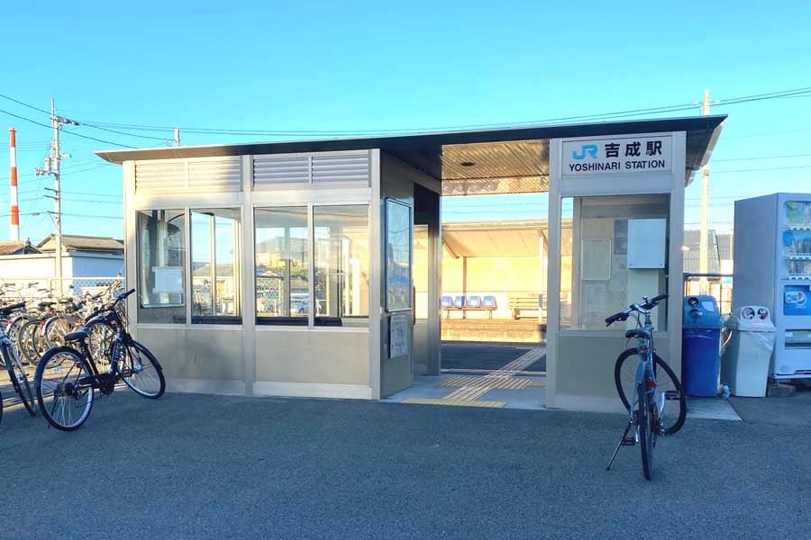 アルミの簡易駅舎に変わった吉成駅（画像：高田泰）