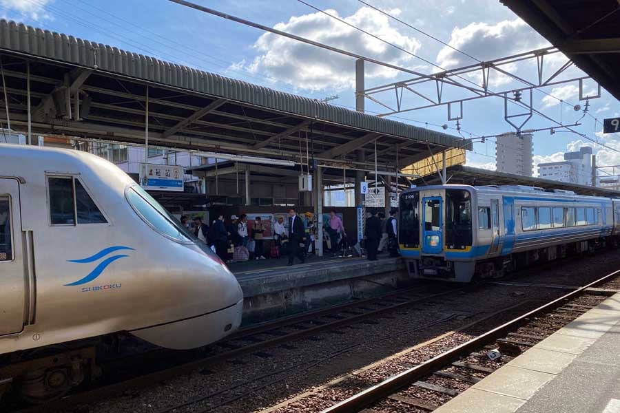 松山駅で縦列停車する特急「しおかぜ」「いしづち」（左）と特急「宇和海」。2023年撮影（画像：高田泰）