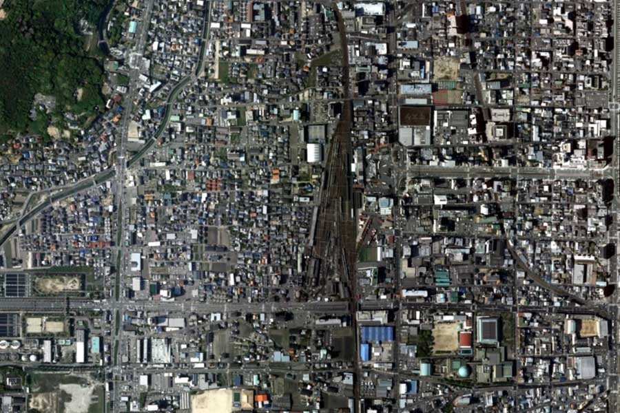 現在の「松山駅」周辺の航空写真（画像：国土地理院）