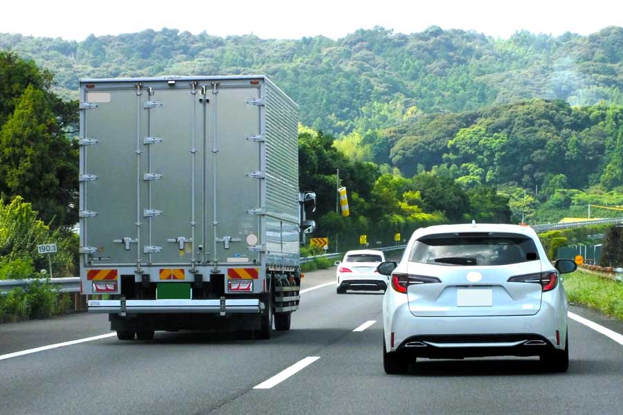 物流トラック（画像：写真AC）