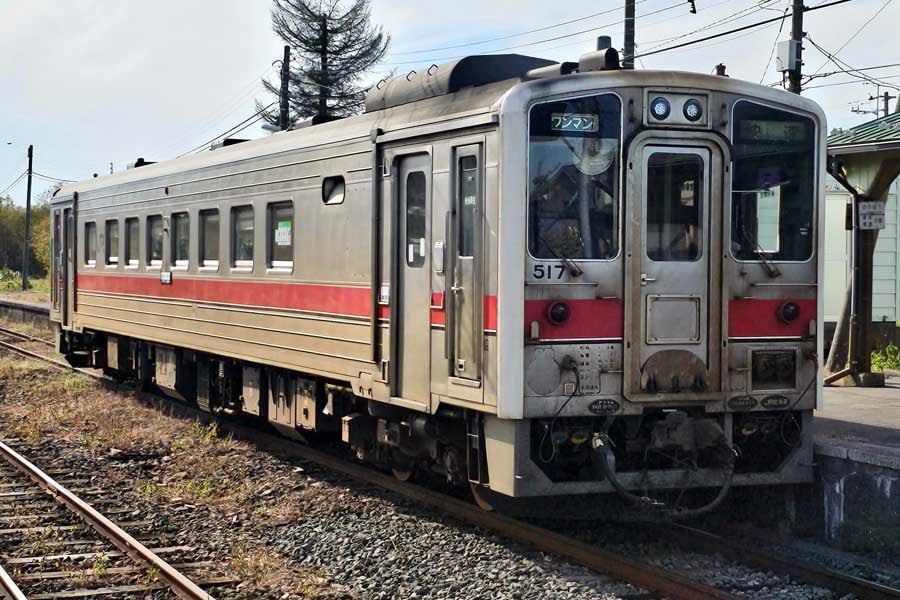 根室本線茶内駅に到着した根室行き普通列車。釧路～根室間では厚岸湖などの風光明媚（めいび）な車窓風景が展開する。2023年10月15日、筆者撮影（画像：大塚良治）