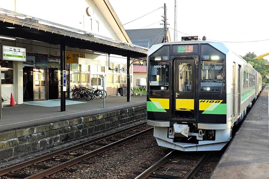 函館本線長万部～小樽間は北海道新幹線札幌遠心にともない廃止となる。ニセコ駅で2024年8月11日に筆者撮影（画像：大塚良治）