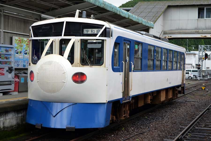 予土線吉野生駅を出発した「しまんトロッコ」。2014年8月18日、筆者撮影（画像：大塚良治）