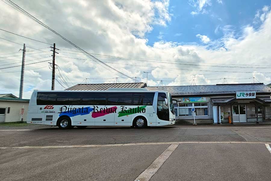 今泉駅で出発を待つ米坂線代行バス。2024年9月12日、筆者撮影（画像：大塚良治）