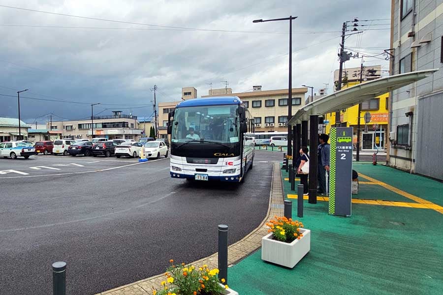 花輪鹿角駅前に到着した高速バス「みちのく号」。花輪線とほぼ同区間を結ぶ。2024年8月31日、筆者撮影（画像：大塚良治）