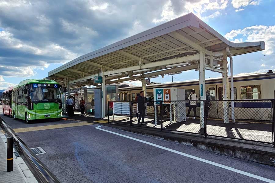 添田駅で並んだ日田彦山線の列車とBRT。2023年10月29日、筆者撮影（画像：大塚良治）