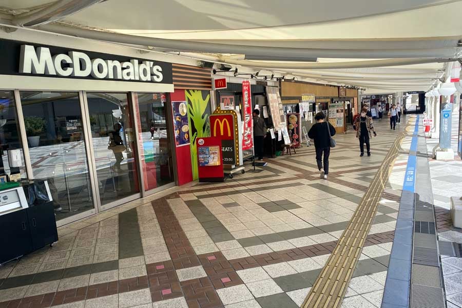 一部の店舗から危機感が上がっている千里中央駅周辺の飲食街（画像：高田泰）
