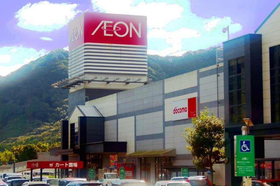 イオン天草店では、土曜日の午前中に駐車場がほぼ満車だった。2020年撮影(画像:碓井益男)