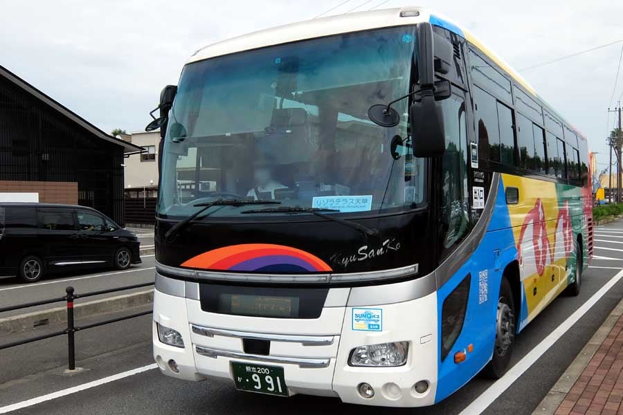 快速あまくさ号は、乗り換えが不要で便利だ。2020年撮影（画像：碓井益男）