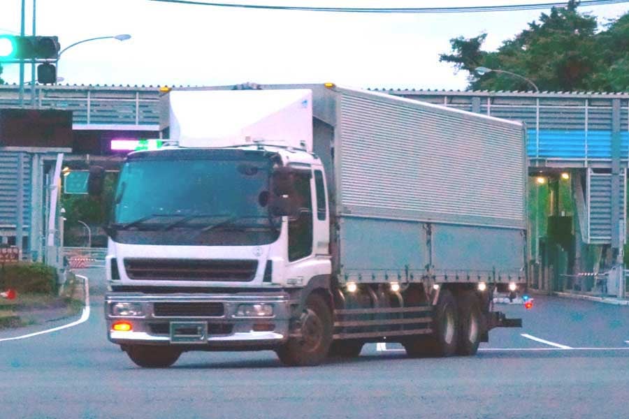 物流トラック（画像：写真AC）