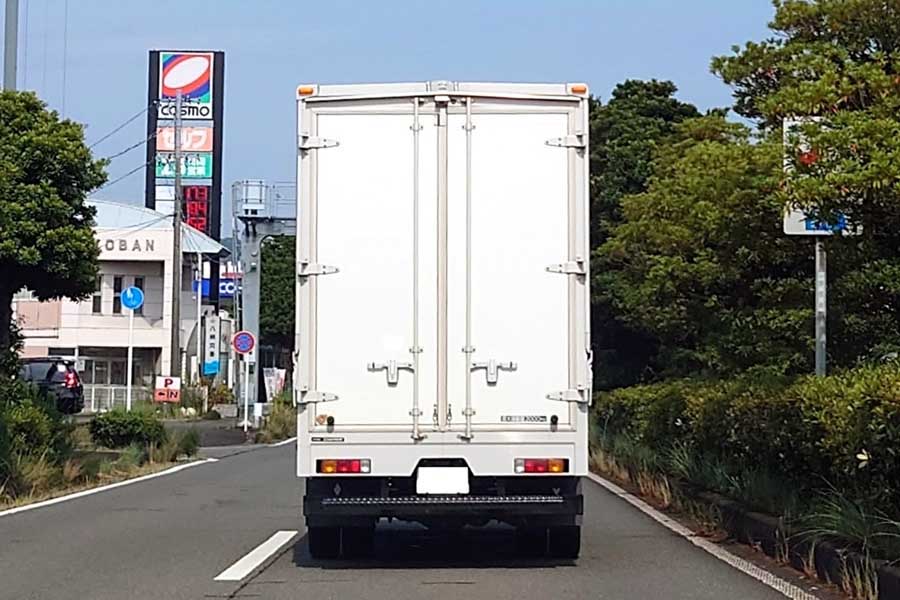 物流トラック（画像：写真AC）