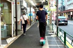 率直に言う 電動キックボードの「歩道走行」は今すぐNGにせよ