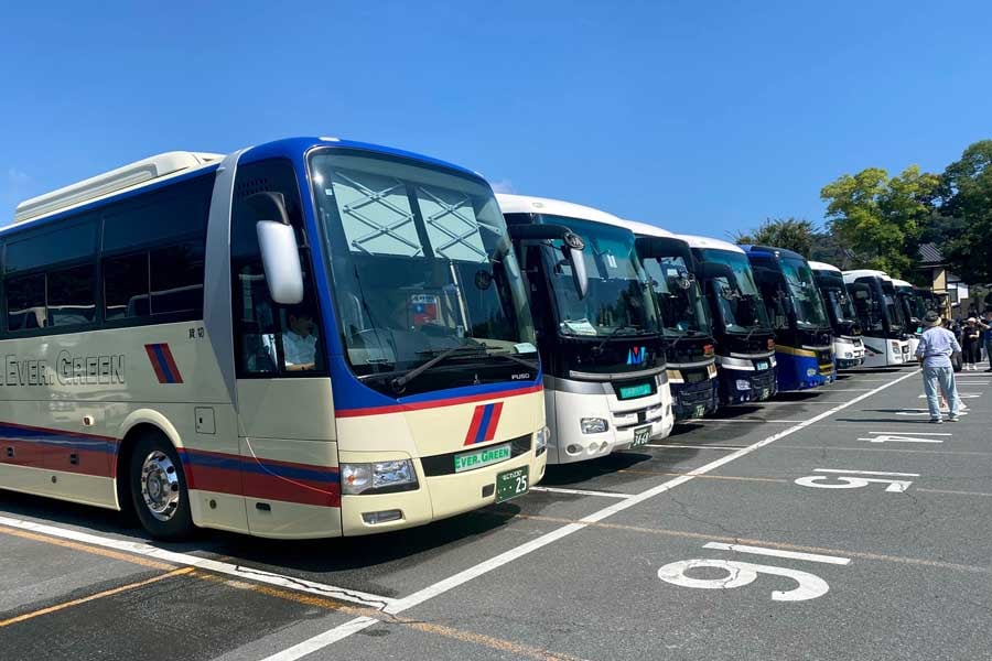 観光バスがずらっと並ぶ清水坂観光駐車場（画像：高田泰）