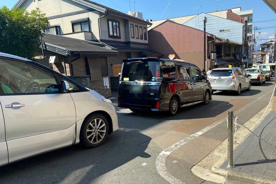 観光のマイカーを先頭に長い渋滞が続く清水坂（画像：高田泰）