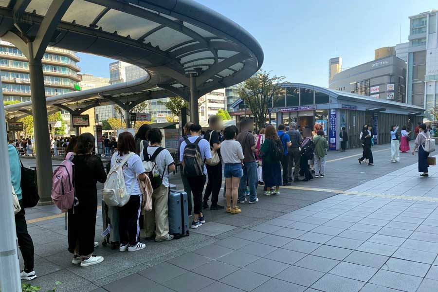 大行列となった京都駅烏丸口の市バス乗り場（画像：高田泰）