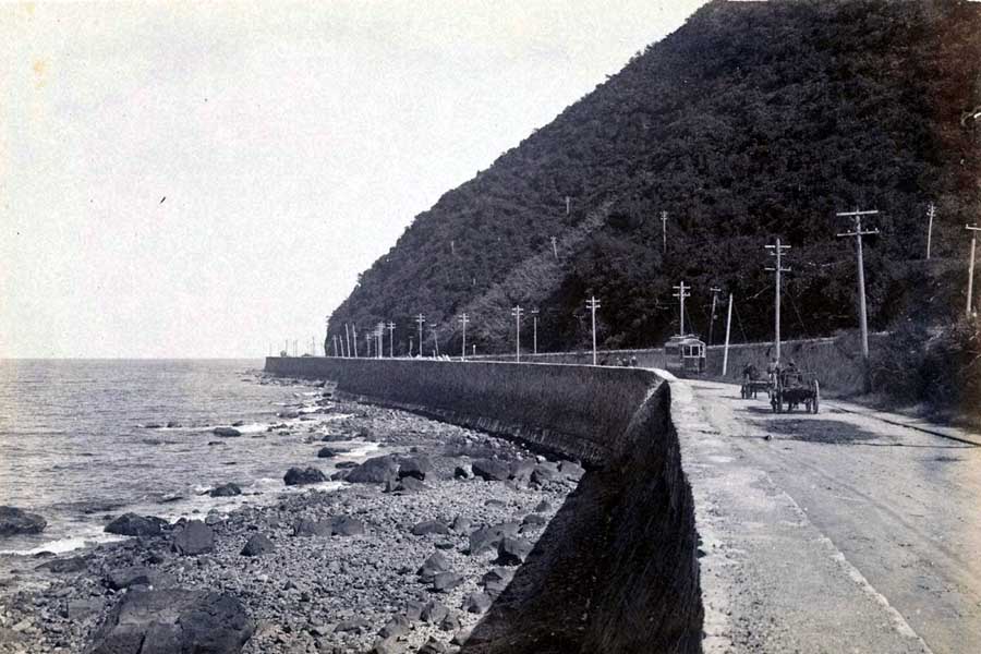 大正時代の別大電車と別大道路（別大国道）。大分市デジタルアーカイブより（画像：大分市）