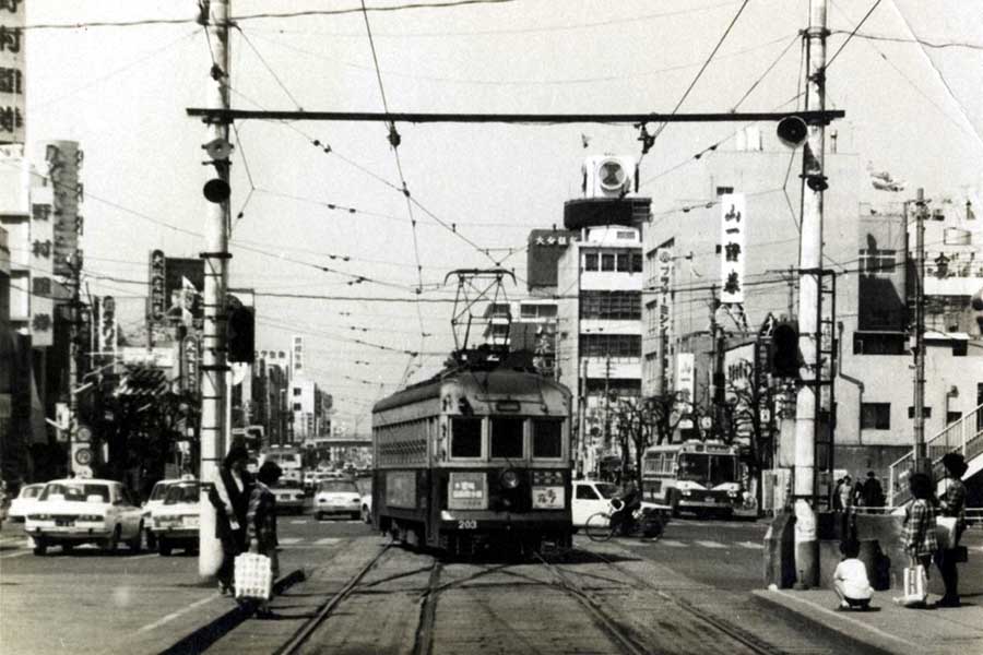 1972年、大分駅前電停に入る廃止直前の別大電車203号。大分市デジタルアーカイブより（画像：大分市）