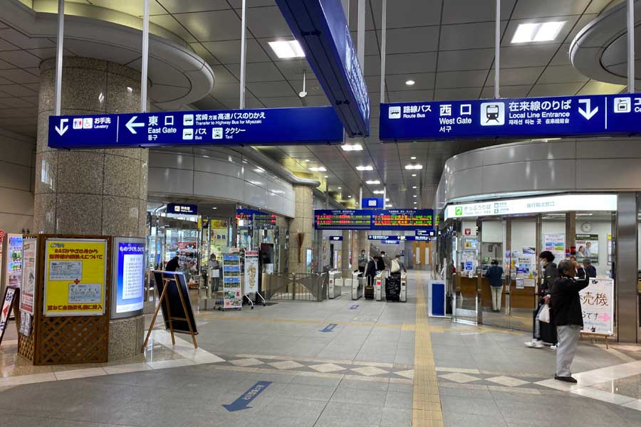 新八代駅は、宮崎県南部から福岡市への最短ルートとして機能している。高速バスの到着時には少しにぎわいを見せる（画像：昼間たかし）