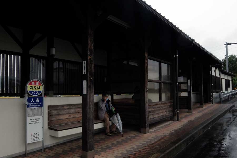 宮崎市から新八代駅へ向かうバスが停車する人吉市の高速バス停では、市街地へ行くために路線バスに乗り継ぐ必要がある（画像：昼間たかし）