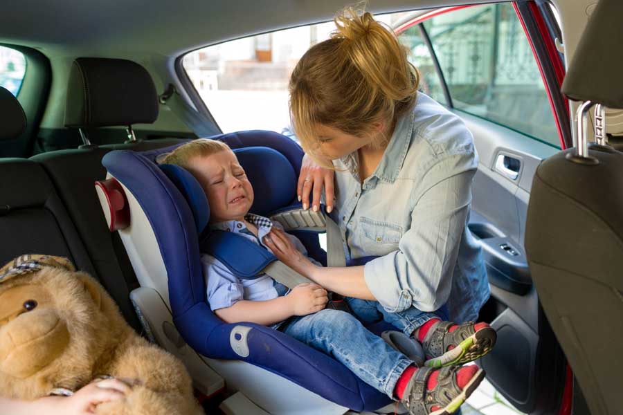 車内でぐずる子ども（画像：写真AC）