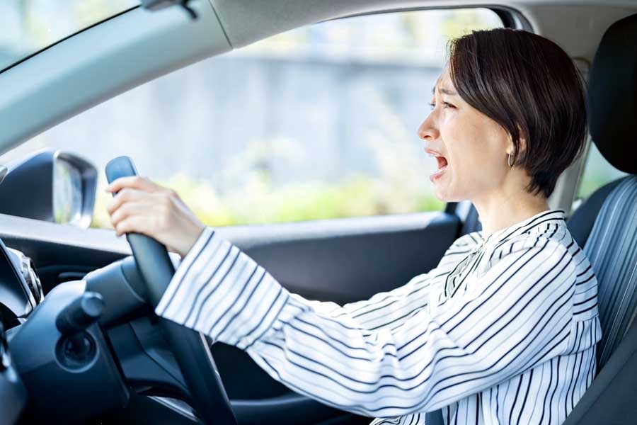 運転中にイライラする女性（画像：写真AC）
