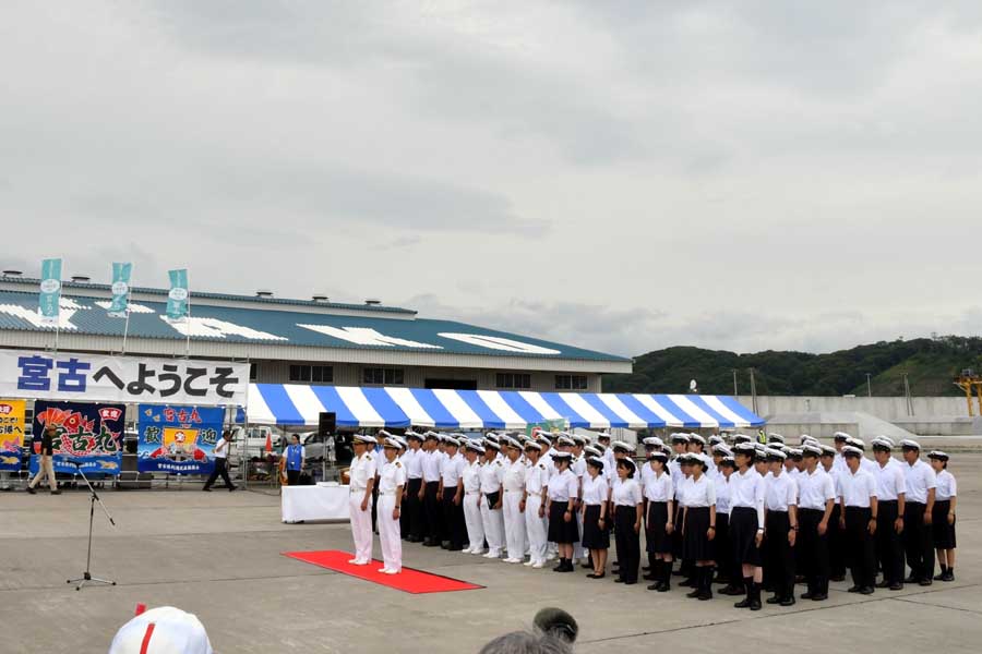船長、機関長を先頭に、86人の実習生が上陸。日本丸の宮古寄港は9年ぶり（画像：広岡祐）